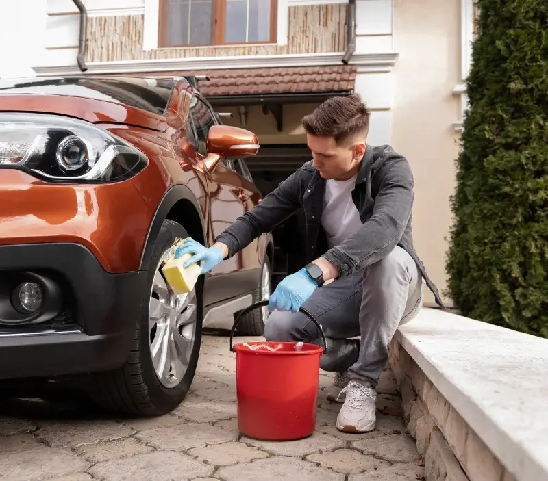 Lavage auto à domicile Vou : professionnel intervenant sur un véhicule